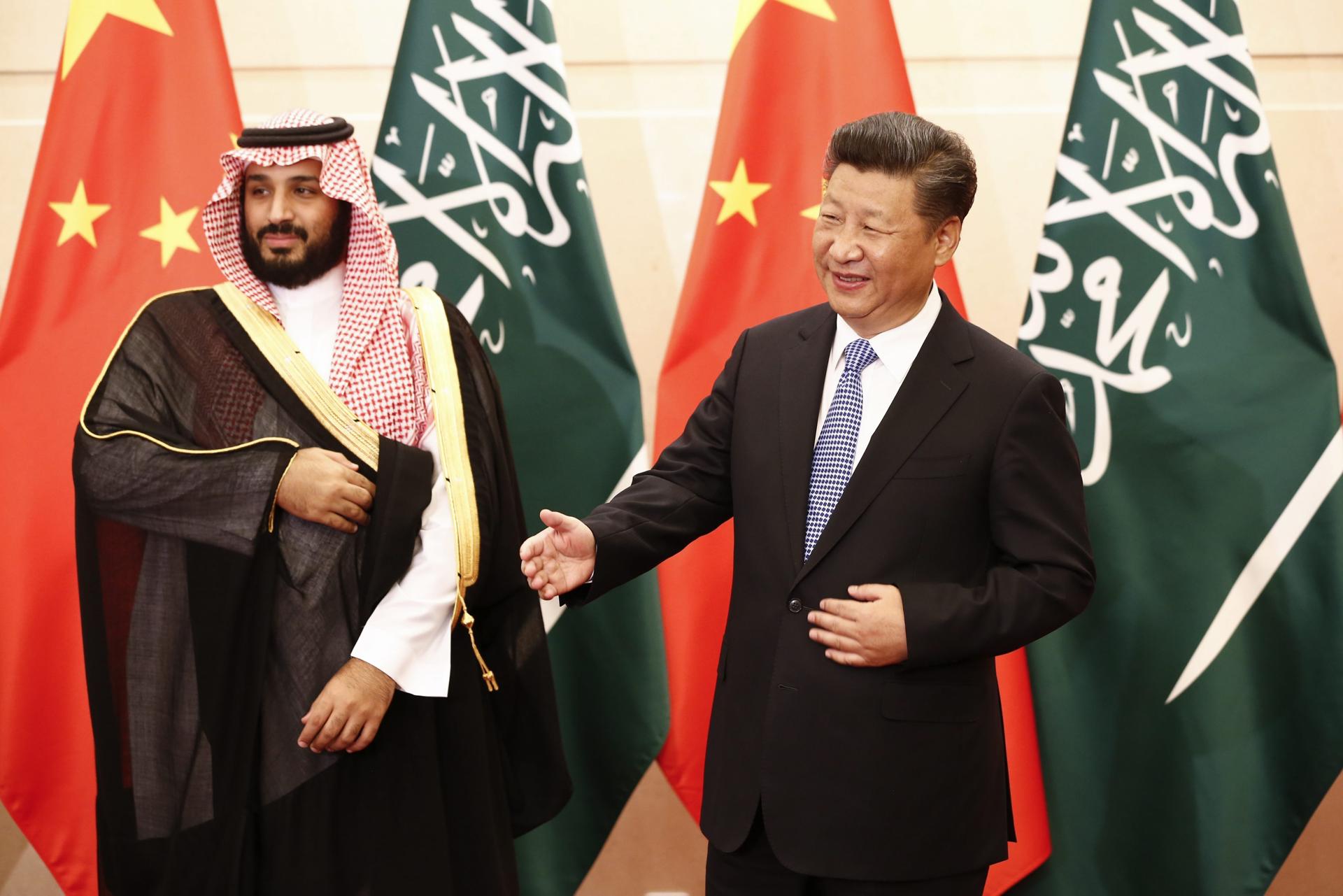 Chinese President Xi Jinping (R) welcomes Saudi Arabia's Crown Prince Mohammed bin Salman (L) during a meeting at the Diaoyutai State Guest Residence in Beijing, China, on August 31. 2016. EFE/Rolex Dela Pena/Pool/FILE