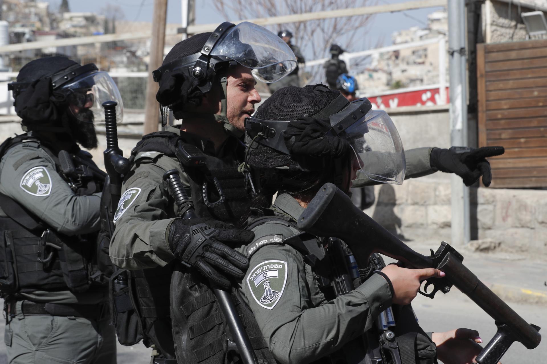 Agentes de la Policía Fronteriza israelí durante enfrentamientos con palestinos en el barrio de Silwan, de Jerusalén Este, este viernes. EFE/EPA/ATEF SAFADI