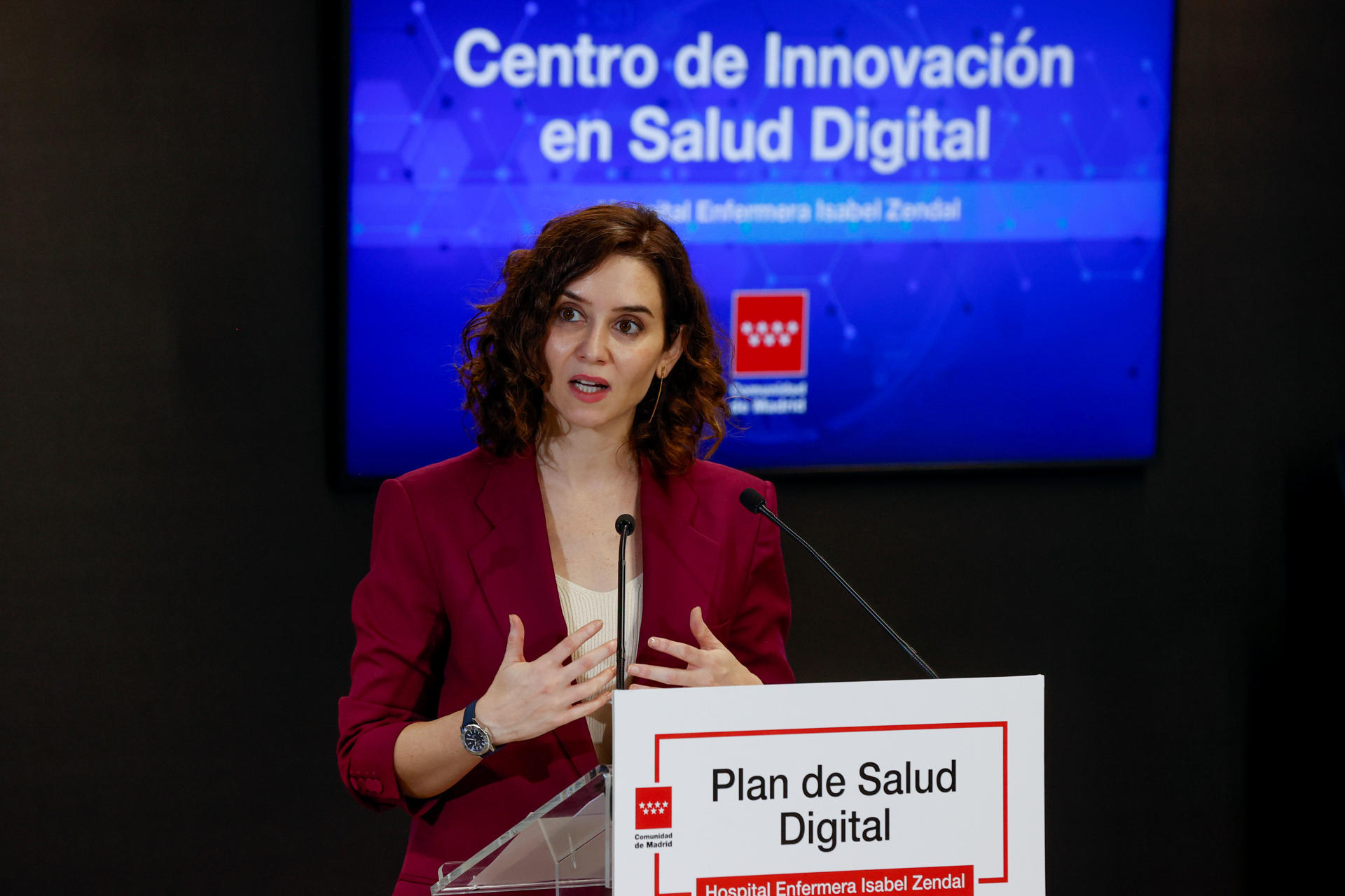 La presidenta de la Comunidad de Madrid, Isabel Díaz Ayuso, presenta el nuevo Plan de Salud Digital del Gobierno regional, este lunes, en el Hospital Enfermera Isabel Zendal de Madrid. EFE/ Juan Carlos Hidalgo