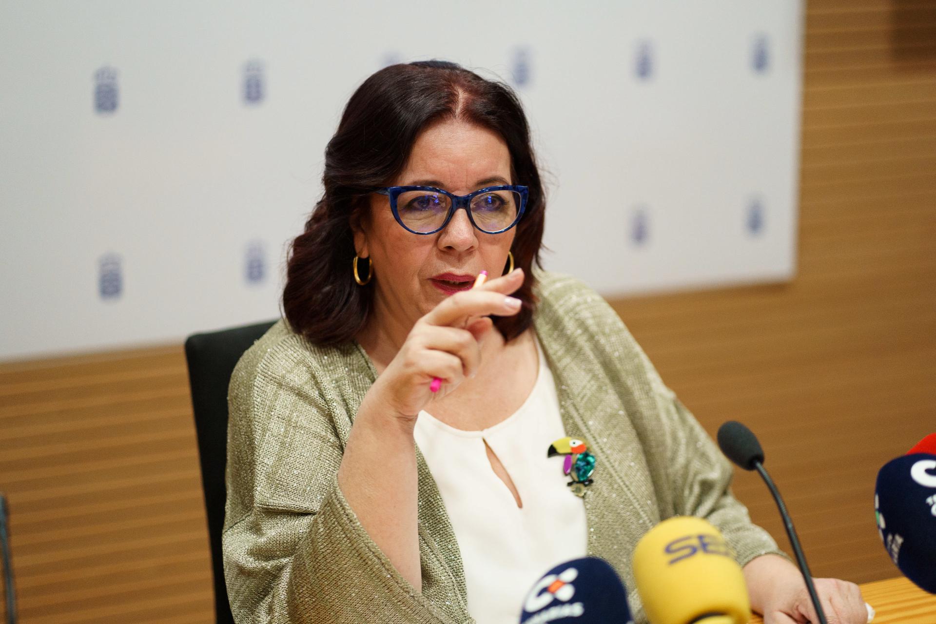 La consejera de Educación del Gobierno de Canarias, Manuela Armas, durante la rueda de prensa que ofreció este miércoles para explicar el nuevo modelo de financiación plurianual de las universidades públicas de las islas. EFE/Ramón de la Rocha
