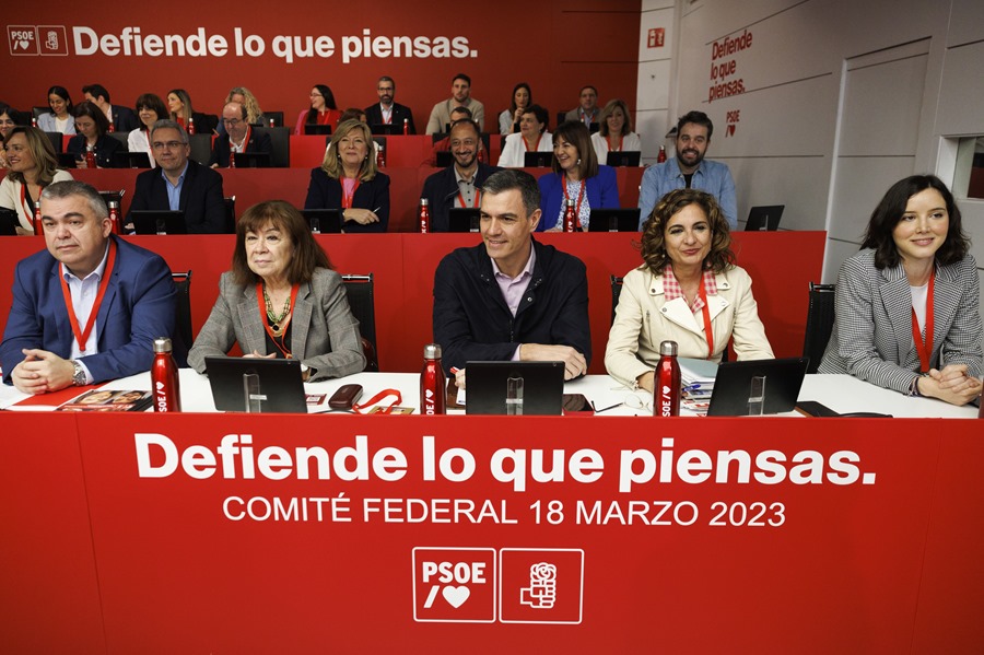 El presidente del Gobierno y secretario general del PSOE Pedro Sánchez (c), preside la reunión del Comité Federal del PSOE.