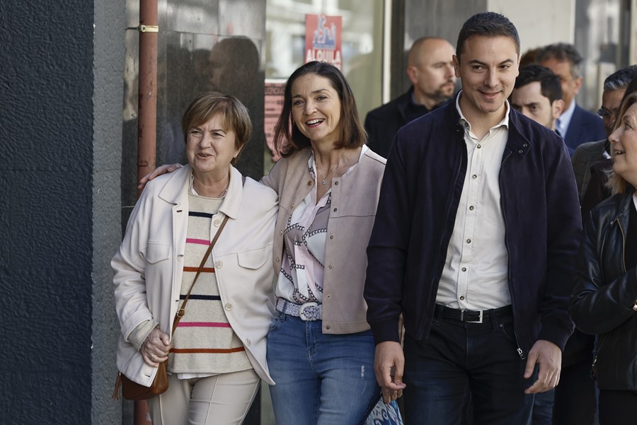 La ministra de Industria, Turismo y Comercio, Reyes Maroto, y el líder de los socialistas madrileños Juan Lobato (d) a su llegada a la reunión del Comité Federal del PSOE.
