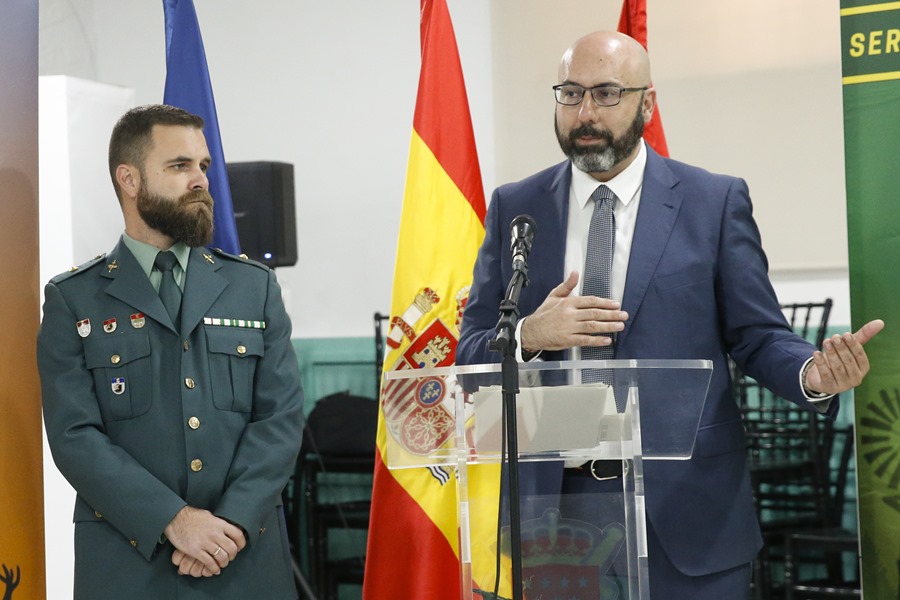 El comandante del Seprona José Carlos Martinez (i) y el capitán de Europol José Antonio Alfaro, en la rueda de prensa de la operación contra las plagas forestales.