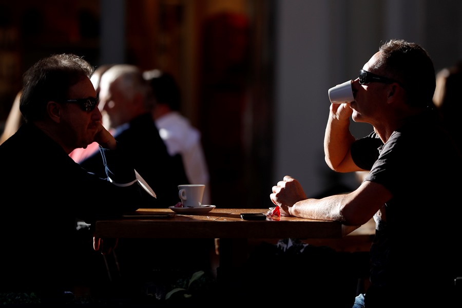 Unas personas sentadas en una terraza de un bar en el centro de Málaga. La Guía Repsol presenta sus soletes
