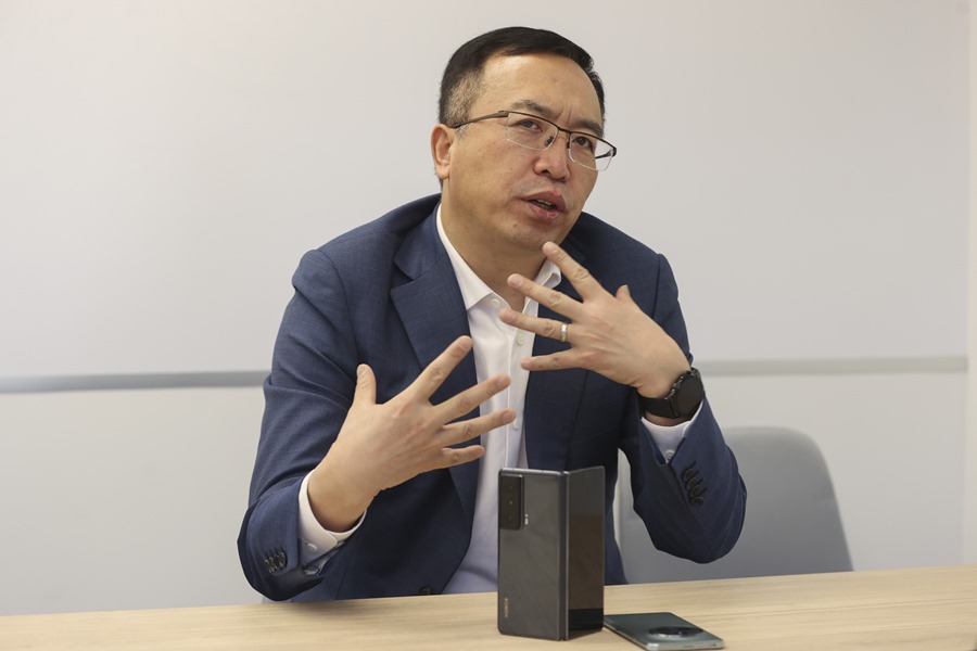 El consejero delegado de tecnológica china Honor, George Zhao, durante una entrevista con EFE. 