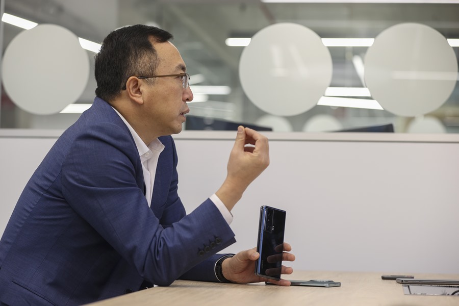 El consejero delegado de la tecnológica china Honor, George Zhao, durante una entrevista con EFE.