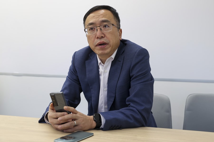 El consejero delegado de la tecnológica Honor, George Zhao, durante una entrevista con EFE.