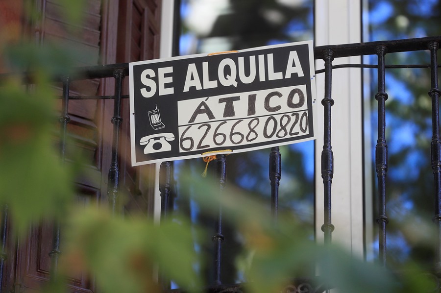 Vista de un cartel de alquiler de vivienda en Madrid. Se cumple un año del tope al alquiler