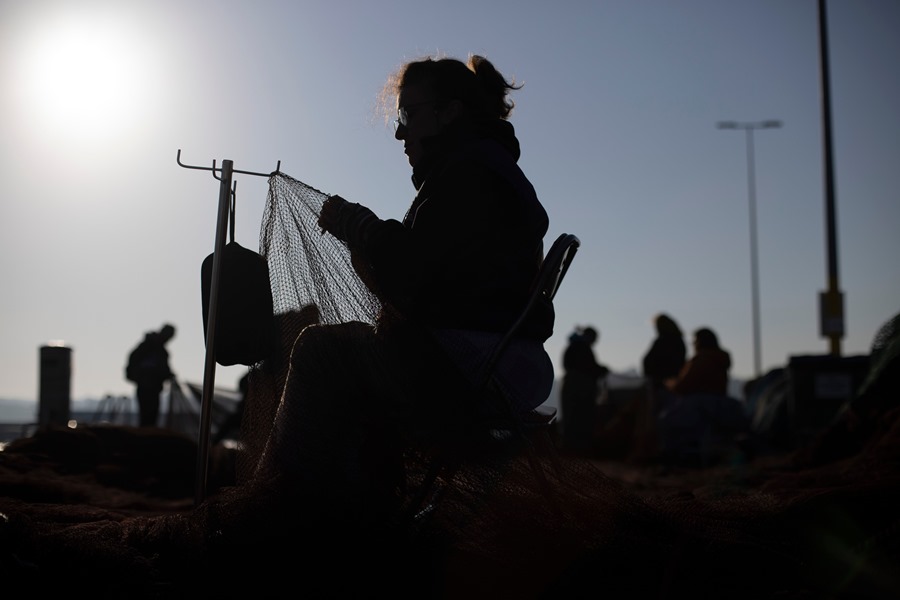 Una "redeira" trabajando en el puerto de A Coruña. Las trabajadoras invisibles reclaman sus derechos
