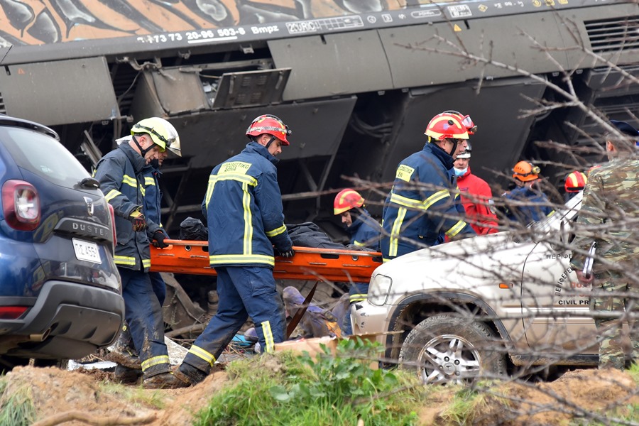 Trabajos de rescata en la zona donde se produjo el choque de dos trenes en Grecia. 