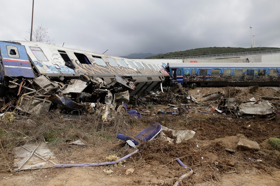 Restos de los trenes tras el choque en Grecia.