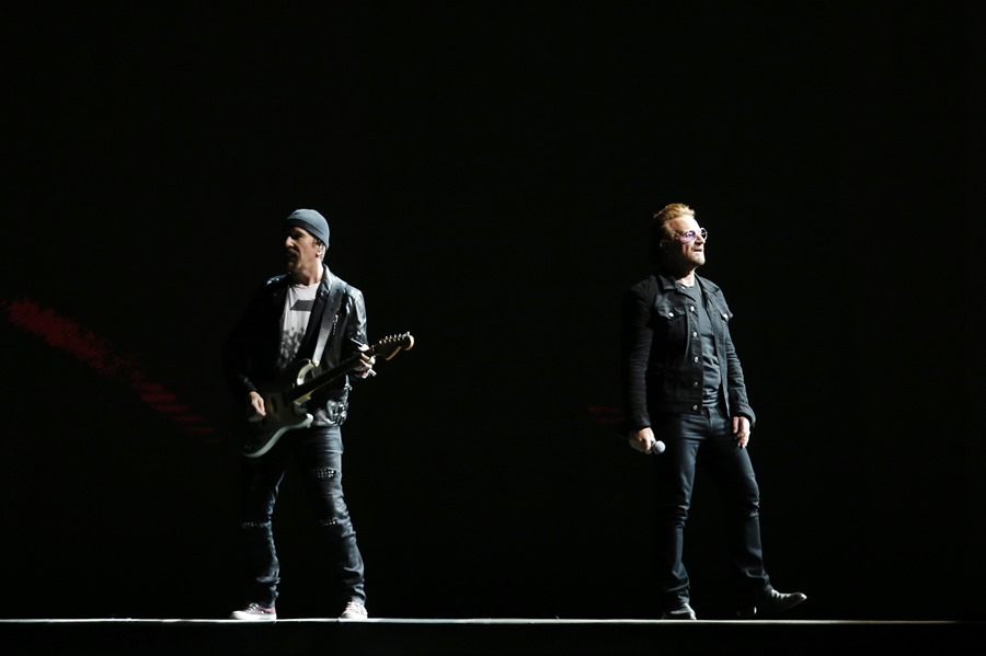 El cantante de la banda de rock irlandesa U2, Bono, y el guitarrista The Edge (i) actúan durante un concierto. 