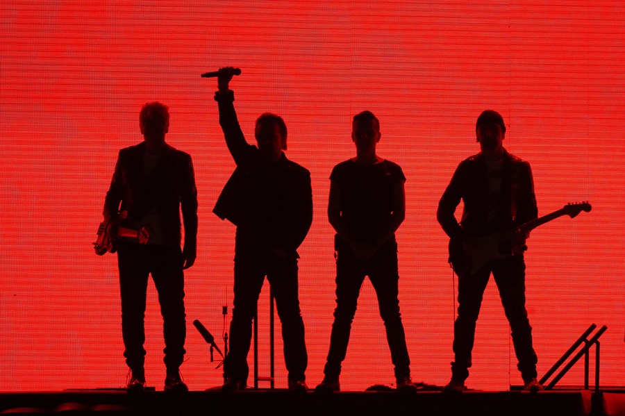 La banda de rock Irlandesa U2, durante un concierto.
