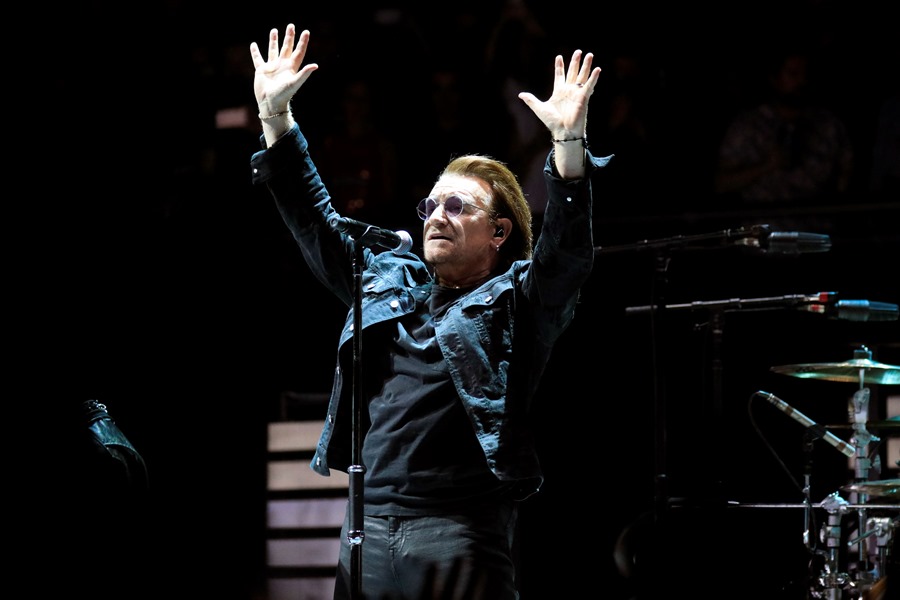 El cantante de la banda irlandesa "U2", Bono, durante un concierto. 