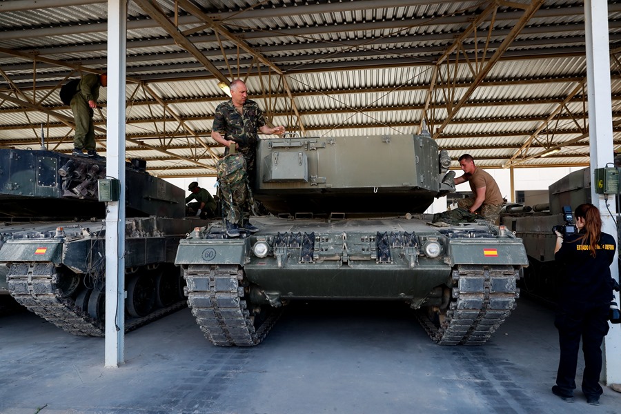 Medio centenar de soldados ucranianos aprenden a manejar un tanque Leopard en Zaragoza