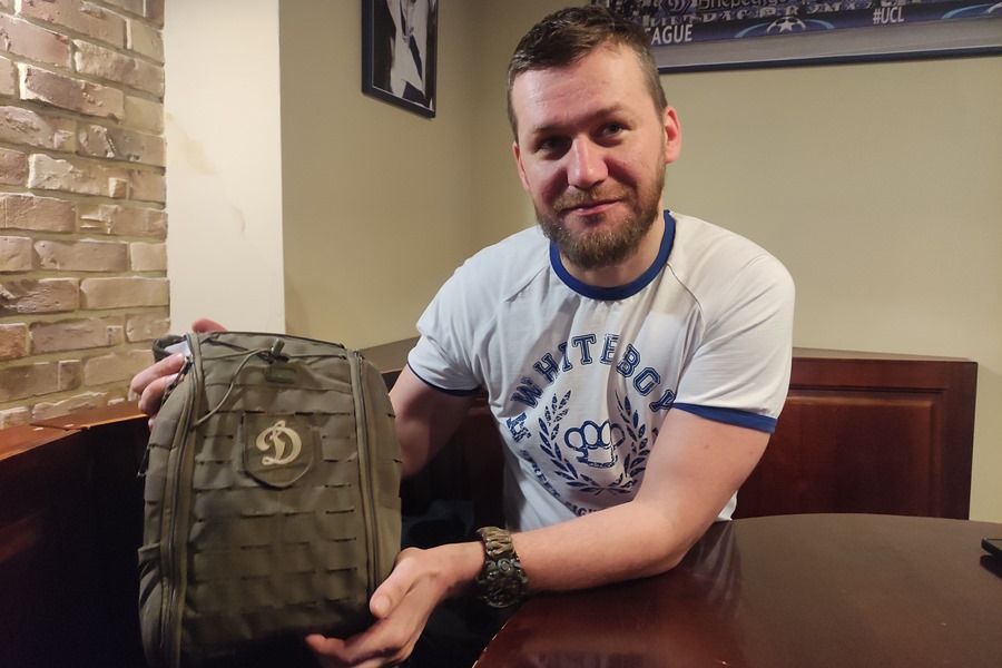 Yaroslav Movchun, granjero y ultra del Dinamo de Kiev, muestra el parche con el escudo del club con el que se identifican sus aficionados en el Ejército. 