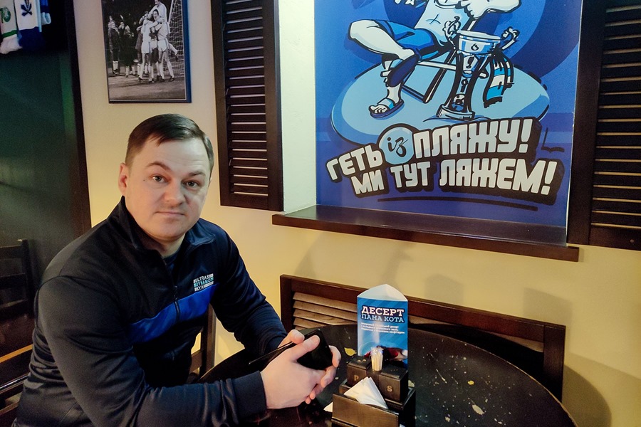 El ultra del Dinamo de Kiev y voluntario en el ejército ucraniano Andrii Korenivskyi, durante una entrevista mantenida con EFE en el bar "El Córner" de Kiev (Ucrania).
