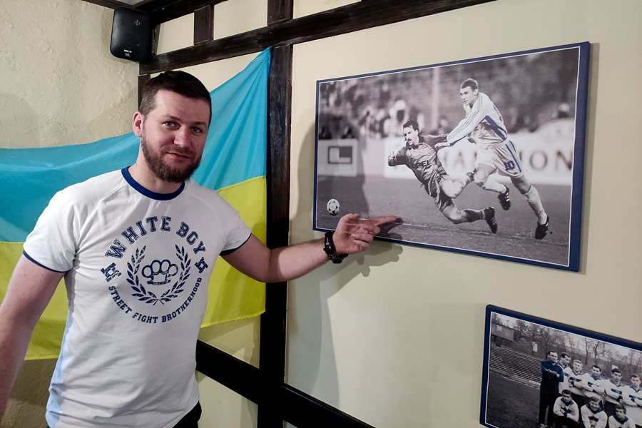 Yaroslav Movchun, granjero y ultra del Dinamo de Kiev, muestra una foto de la leyenda del club Andriy Shevchenko en un partido contra el Bayern.