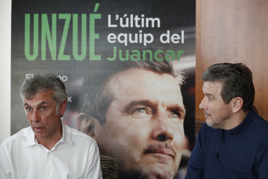 El exfutbolista y exentrenador Juan Carlos Unzué (d), junto al periodista Xavi Torres, director del documental "Unzué. L'últim equip del Juancar".