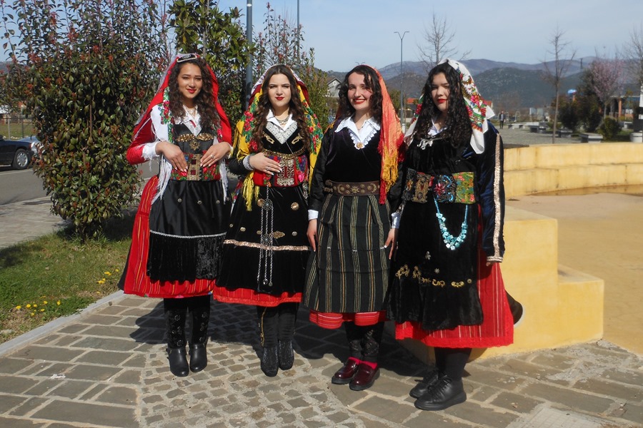 Jóvenes con xhubletas albanesas