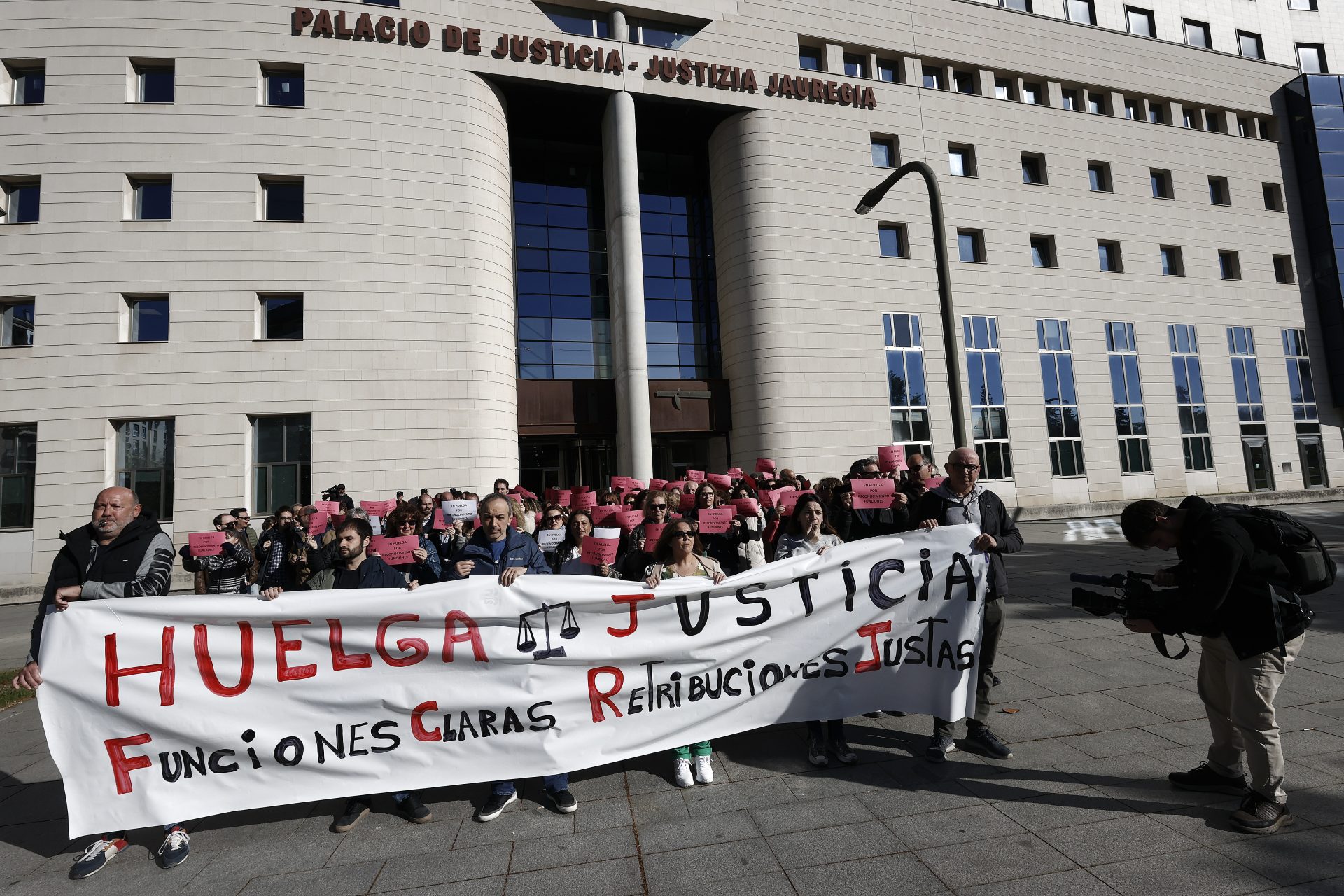 La huelga estatal de los trabajadores de la Administración de Justicia ha comenzado en navarra con una concentración ante el Palacio de Justicia