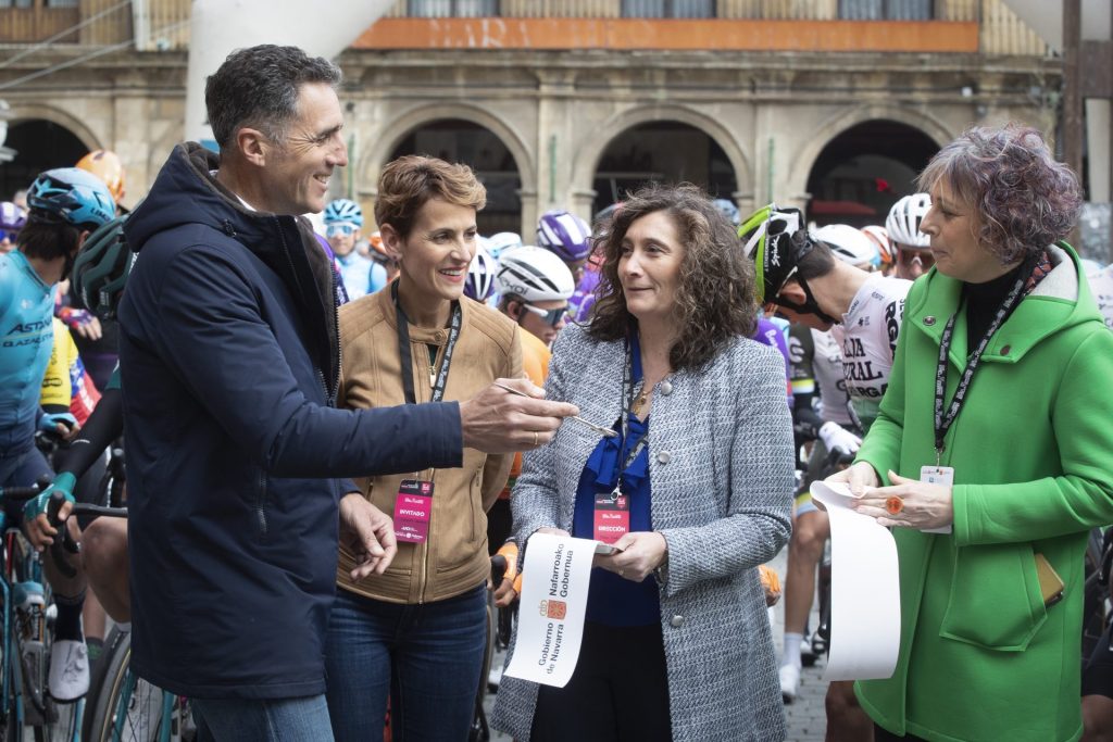 El pentacampeón del Tour de Francia, Miguel Induráin, y la presidenta de Navarra, María Chivite , entre otros, en los prolegómenos de la XXIV edición del Gran Premio Miguel Induráin de ciclismo