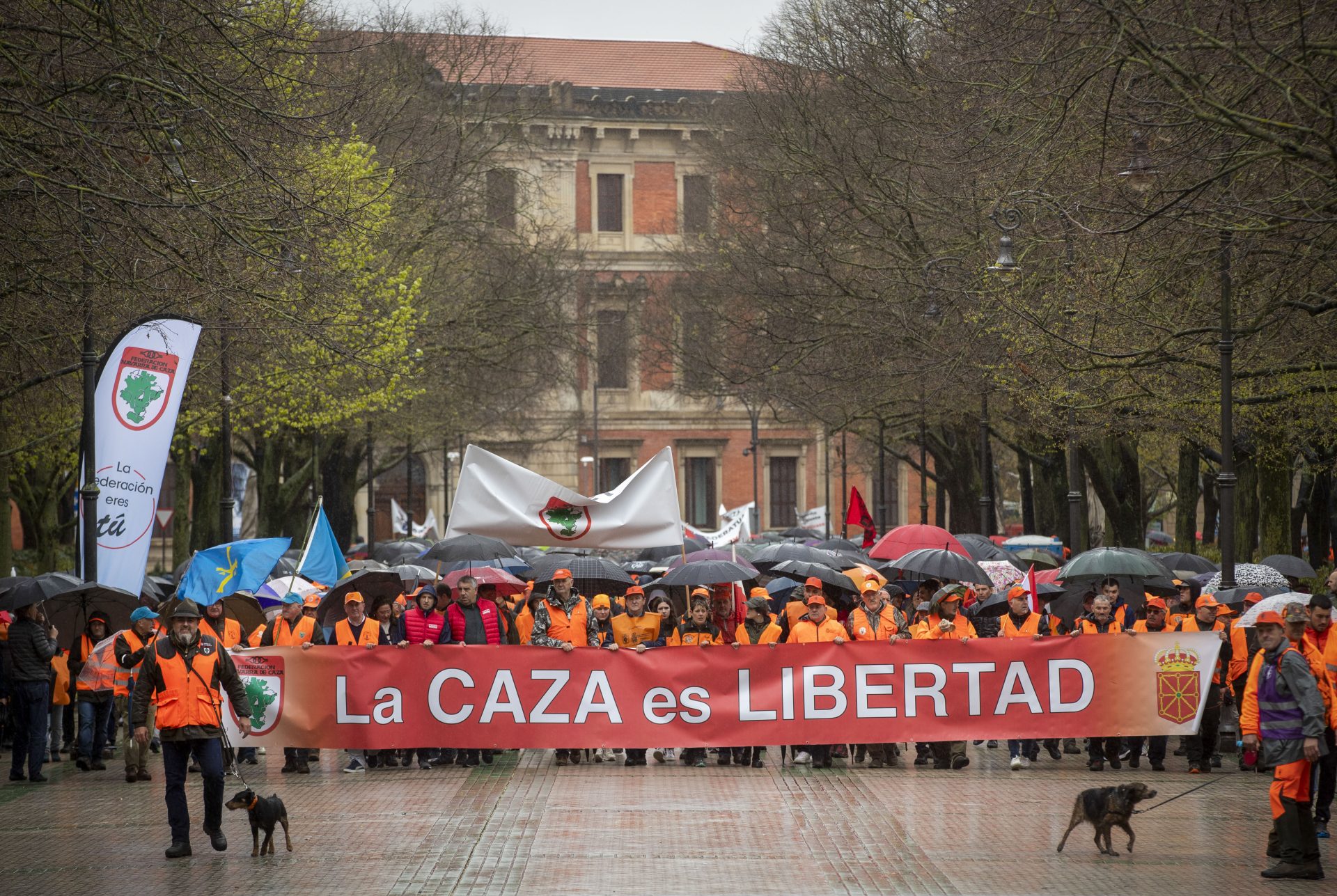 Imagen de la protesta que cazadores navarros han mostrado en las calles de Pamplona contra las leyes animalistas