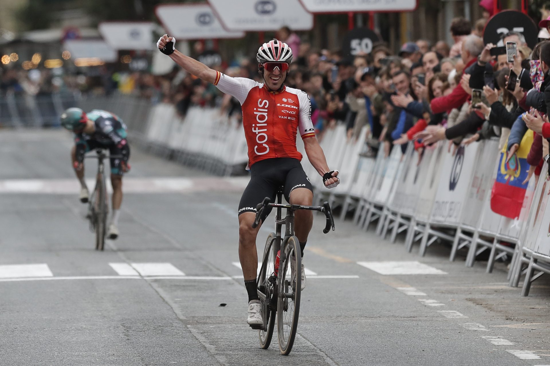 El ciclista guipuzcoano Ion Izaguirre cruza la línea de meta como vencedor del XXIV Gran Premio Miguel Induráin