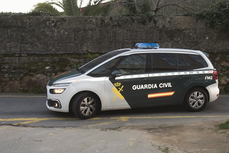 Un vehículo de la Guardia Civil, que ha detenido a una pareja en Colmenar (Madrid) por maltratar a sus 8 hijos menores.