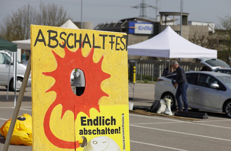 Cartel en el que se lee "Celebración del cierre" frente a la planta de energía nuclear en Neckarwestheim, Alemania, este sábado. 