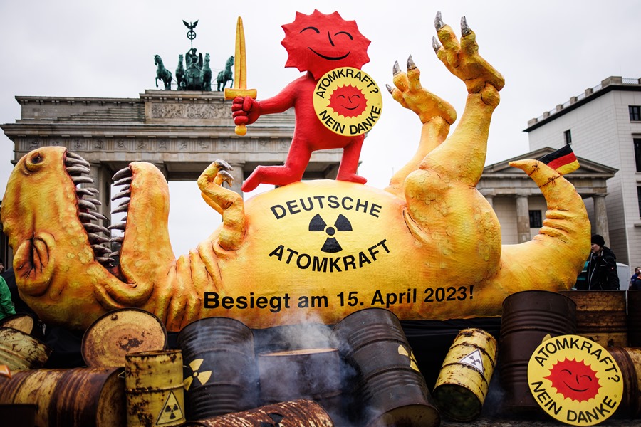  Escultura de un dinosaurio muerto durante la protesta de Greenpeace delante de la Puerta de Brandenburgo en Berlín, el día del apagado de los tres últimos reactores en Alemania