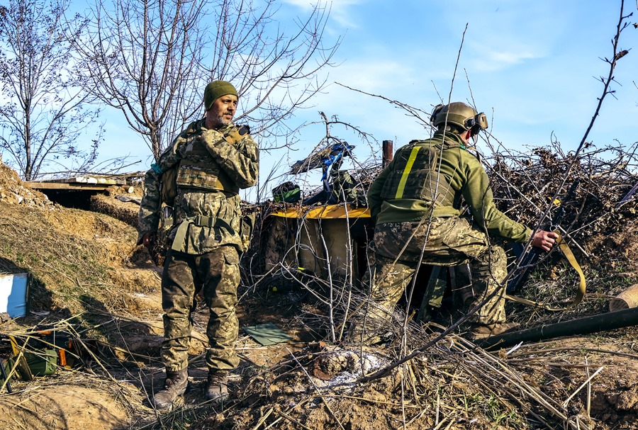 Soldados ucranianos de una unidad antiaérea en un lugar no revelado cerca de la ciudad de Bakhmut, en el este de Ucrania.
