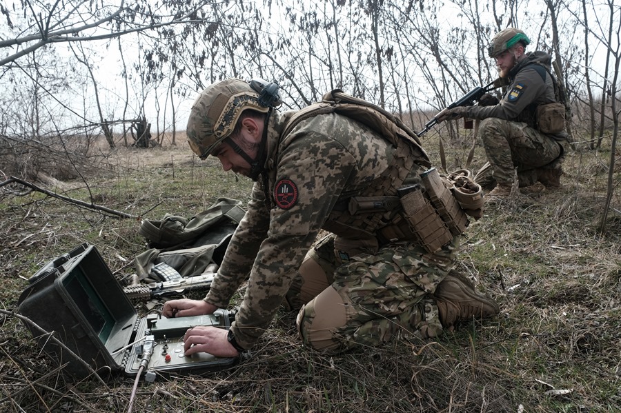 Miembros de la 80.a Brigada Separada de Asalto Aéreo de las Fuerzas Armadas de Ucrania establecen una posición con un sistema de misiles guiados antitanque (ATGM) 'Stugna', en un lugar no revelado cerca de la primera línea de Bajmut.