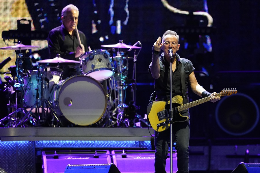 El músico y cantante estadounidense Bruce Springsteen durante el concierto ofrecido este viernes en el Estadio Olímpico de Barcelona.