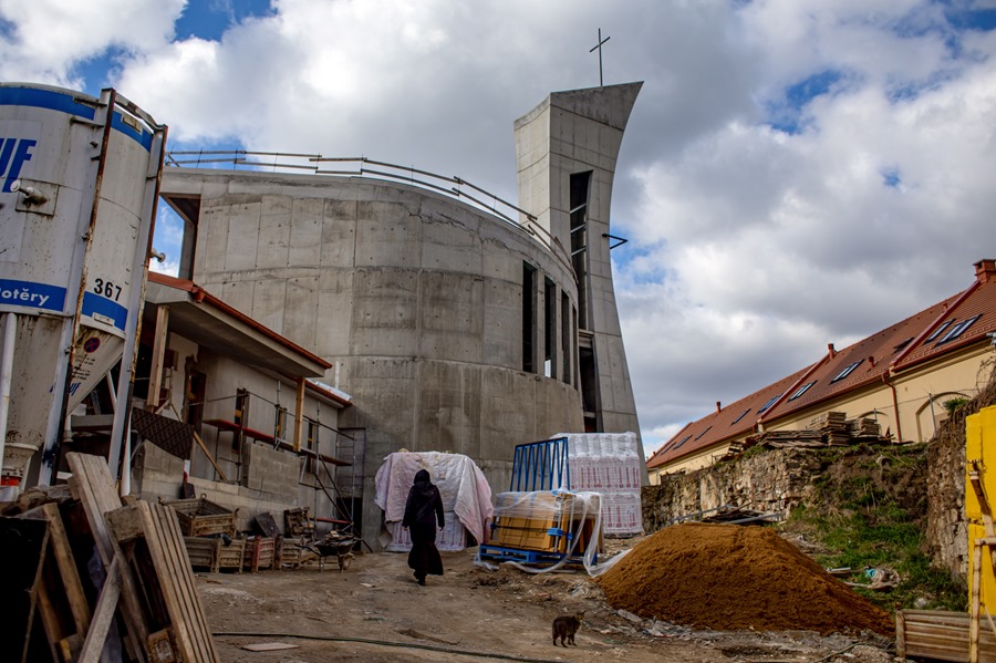 Una monja de la orden de las Carmelitas Descalzas camina entre las obras de construcción de la Iglesia de Santa Teresa de Jesús en el pueblo de Drasty, República Checa