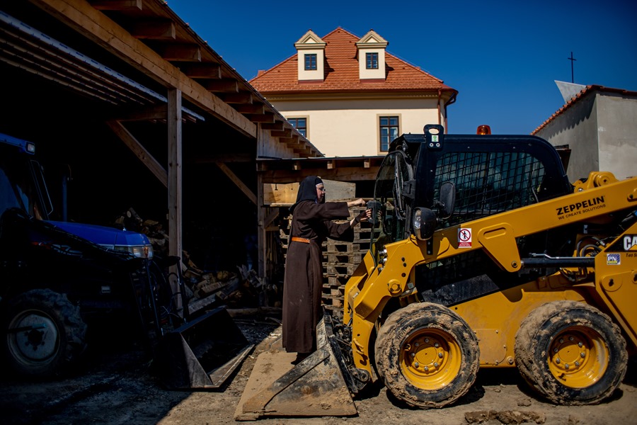Una monja de la orden de las Carmelitas Descalzas revisa una excavadora en las obras de construcción de su nuevo convento en el pueblo de Drasty, República Checa.