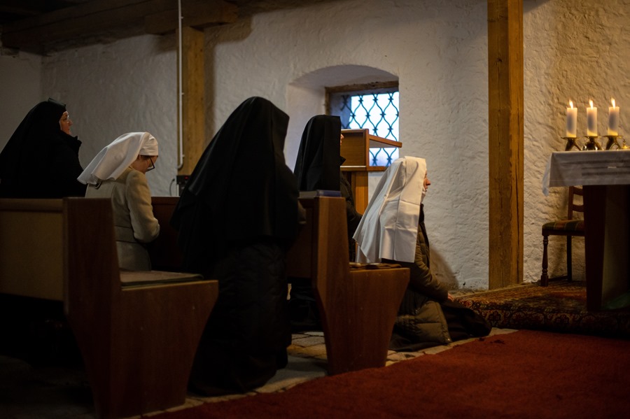 Monjas de la orden de las Carmelitas Descalzas asisten a misa en una capilla temporal en el pueblo de Drasty, República Checa. 