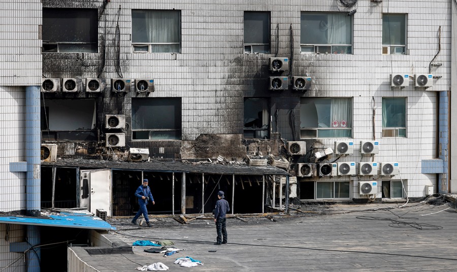 Investigadores inspeccionan el lugar del incendio declarado en el Hospital Changfeng de Pekín.