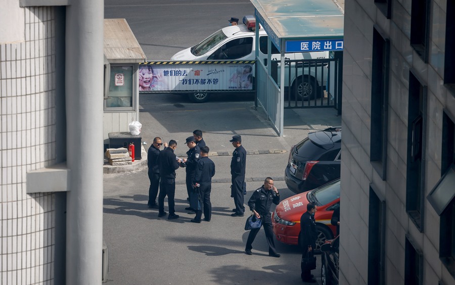 Investigadores en el exterior del hospital de Pekín en el que se registró el incendio.