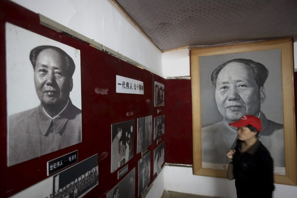 Fotos de Mao Tsetung en Yan'an en la provincia de Shaanxi (China) en uno de los salones de reunión de las guerrillas que reclamaron el control de China en 1949
