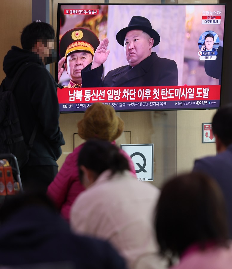 Varias personas siguen por televisión en Seúl las noticias sobre el lanzamiento del misil norcoreano