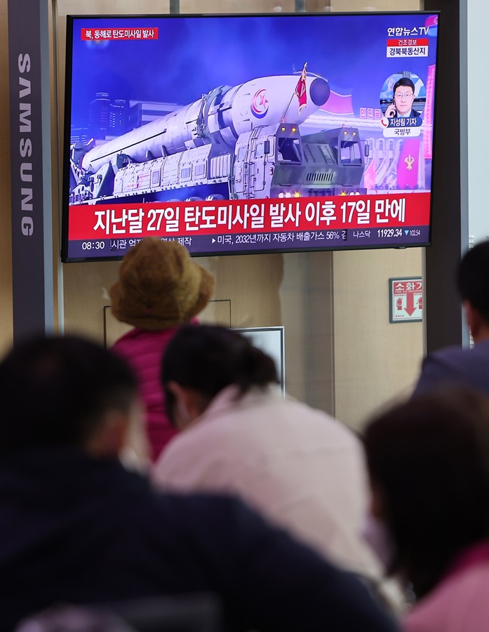Varias personas se informan por televisión en Seúl sobre el lanzamiento de un misil norcoreano