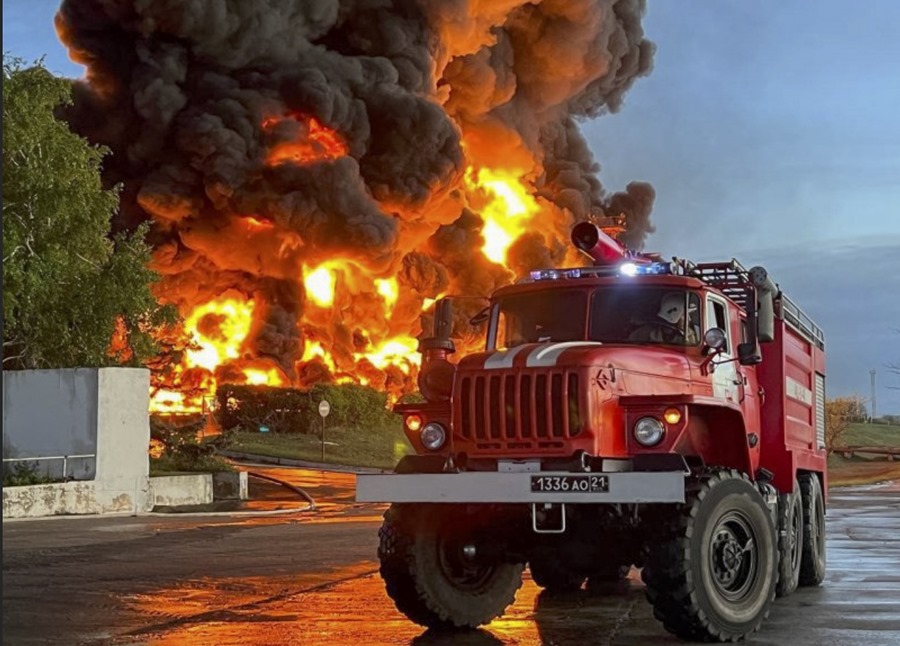 Imagen facilitada por el servicio de prensa del Gobernador de Sebastopol del incendio en un depósito de petróleo en Sebastopol, Crimea, el 29 de abril