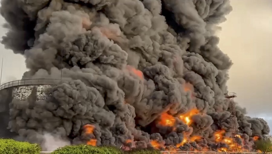 Imagen tomada de un video distribuido a través del canal de Telegram del Gobernador de Sebastopol, del incendio en un depósito de petróleo este 29 de abril 