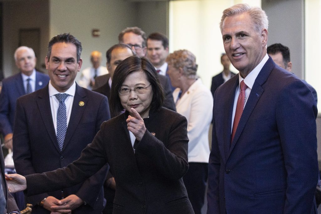 La presidenta taiwanesa, Tsai Ing-wen, y el presidente de la Cámara de Representantes de EEUU, Kevin McCarthy, en una reunión celebrada en California