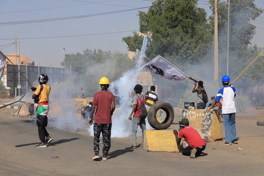 Las fuerzas de seguridad echan gas lacrimógeno en una protesta contra el golpe de Estado en Jartum (Sudán)