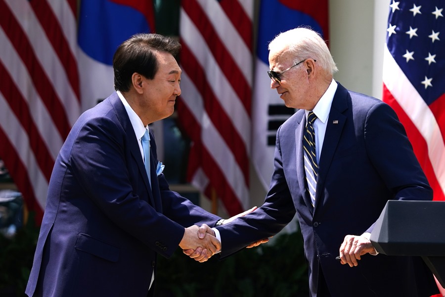 Biden y Yoon estrechan su cooperación militar frente a Corea del Norte