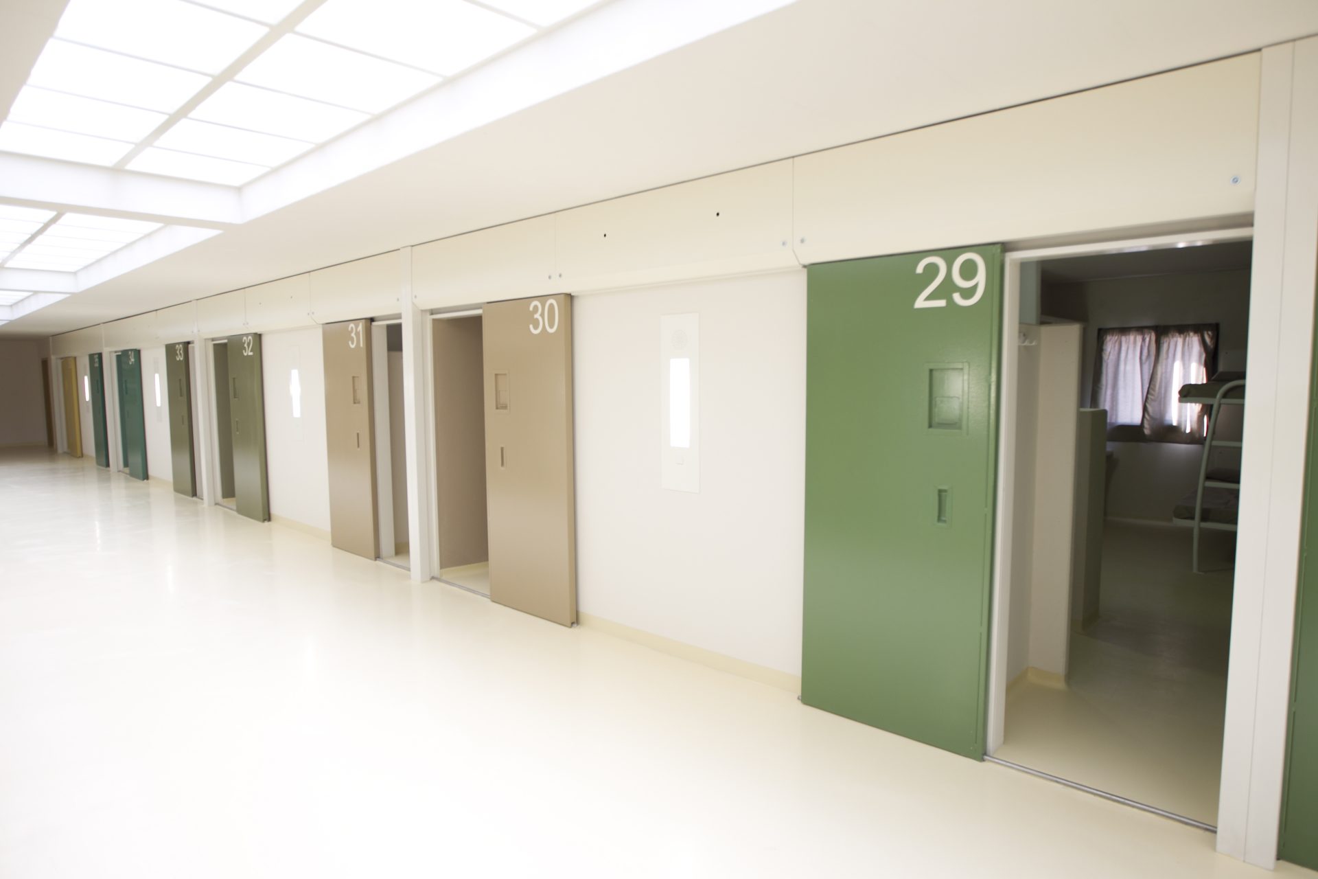 Celdas del centro penitenciario de Zaballa. EFE/David Aguilar