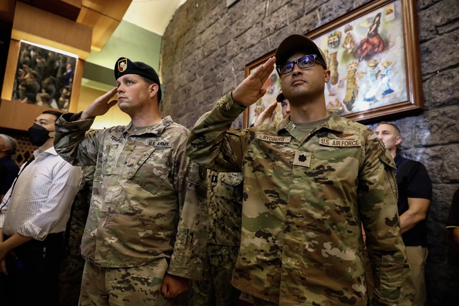 Soldados del Ejército y la Fuerza Aérea de los Estados Unidos saludan en la ceremonia de apertura del 38º ejercicio Filipinas-EE.UU. 'Balikatan' en Camp Aguinaldo en Quezon City, Filipinas, el 11de abril