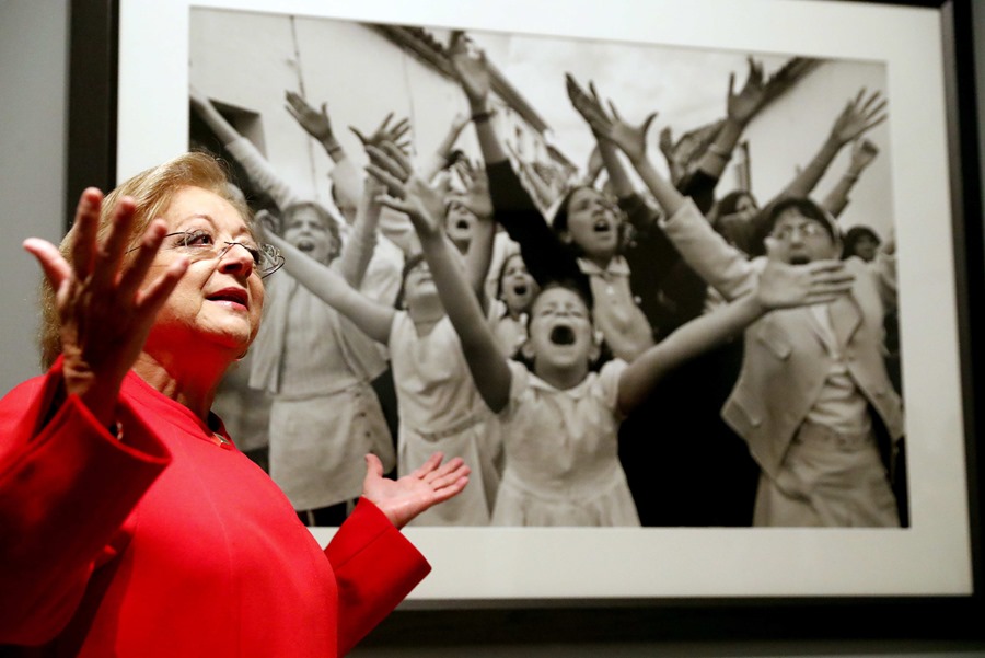 La fotógrafa Cristina García Rodero posa ante una de sus obras en Bilbao, en una imagen de archivo